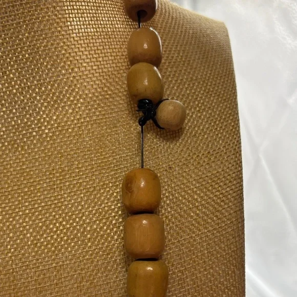 Chic Wooden Beaded Necklace in Tan and Red - Picture 3 of 5
